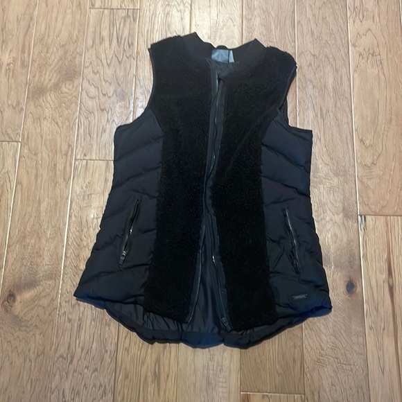 Black puffer vest Athleta size Medium - Picture 1 of 4